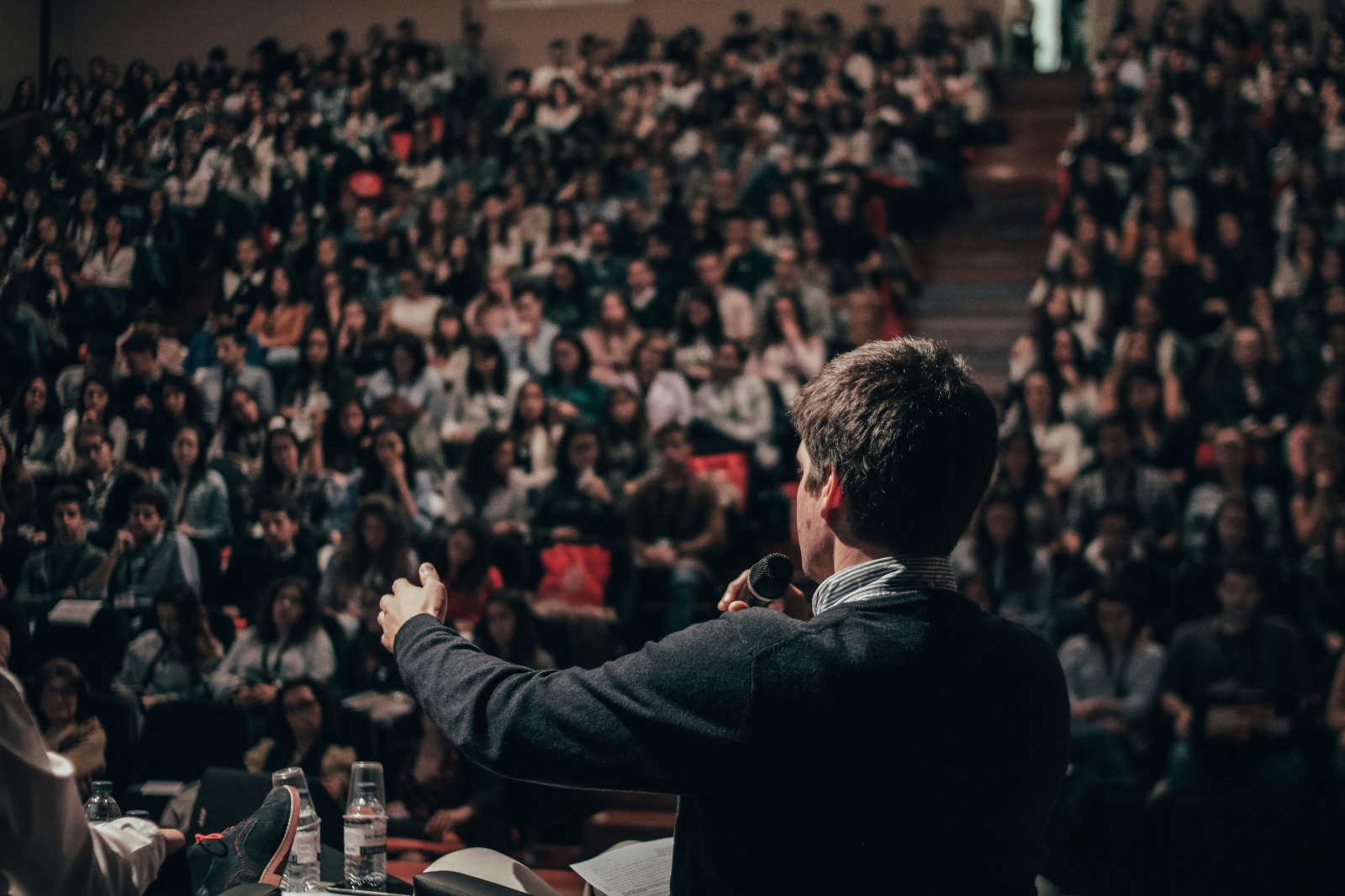 TALLER ONLINE: “CONECTA Y CONQUISTA: EL ARTE DE HABLAR EN PÚBLICO”